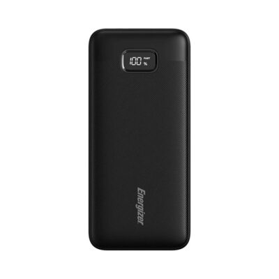 پاوربانک 20000 میلی آمپری انرجایزر مدل ENERGIZER UE20076PQ بدنه‌ی این مدل از جنس پلاستیک فشرده و مقاوم (ABS + PC) ساخته شده که ضمن وزن متعادل، مقاومت بالایی در برابر خط‌وخش و ضربه دارد. طراحی آن نیز مینیمال و ارگونومیک بوده و با گوشه‌های گرد و سطح مات، به‌راحتی در دست یا کیف قرار می‌گیرد. بر روی بدنه یک نمایشگر دیجیتال LED تعبیه شده که درصد دقیق شارژ باقی‌مانده را نشان می‌دهد و این ویژگی باعث می‌شود کاربر بتواند با دقت برنامه‌ریزی کند که چه زمانی پاوربانک را مجدد شارژ کند. از نظر کارایی و سرعت شارژ، Energizer UE20076PQ عملکردی در سطح پاوربانک‌های رده‌بالا دارد. این مدل از فناوری Power Delivery (PD) و Quick Charge 3.0 پشتیبانی می‌کند، به این معنا که دستگاه‌های سازگار مانند آیفون‌ها، گوشی‌های سامسونگ سری Galaxy، شیائومی و سایر دستگاه‌های مدرن را با بالاترین سرعت شارژ می‌کند. پورت‌های درگاه شامل USB-A و USB-C دوطرفه هستند؛ درگاه Type-C هم برای شارژ خود پاوربانک و هم برای شارژ دیگر دستگاه‌ها استفاده می‌شود که انعطاف بیشتری نسبت به مدل‌های قدیمی ایجاد می‌کند. توان خروجی این پاوربانک حداکثر 20 وات است که برای شارژ سریع گوشی‌ها و تبلت‌ها کاملاً کافی است. همچنین با استفاده از فناوری هوشمند توزیع جریان، Energizer UE20076PQ به صورت خودکار میزان جریان مناسب برای هر دستگاه را تشخیص داده و از گرم‌شدن بیش از حد و آسیب به باتری جلوگیری می‌کند. وجود مدارهای ایمنی چندلایه (Multi-Protection) حفاظت کامل در برابر افزایش دما، شارژ بیش‌ازحد، جریان اضافی و اتصال کوتاه را تضمین می‌کند. از دیگر مزایای مهم این مدل، سازگاری کامل با استانداردهای بین‌المللی پرواز (Airline Approved) است؛ بنابراین کاربر می‌تواند بدون نگرانی از حمل آن در پروازهای داخلی و خارجی استفاده کند. با توجه به ظرفیت بالا، UE20076PQ می‌تواند یک گوشی هوشمند معمولی را بیش از 5 مرتبه و یک تبلت را حدود 2 بار به طور کامل شارژ کند. به طور کلی، پاوربانک Energizer UE20076PQ ترکیبی از ظرفیت زیاد، شارژ سریع، کیفیت ساخت بالا و طراحی جمع‌وجور است. اگر به دنبال پاوربانکی هستید که بتواند در استفاده‌های روزمره، مسافرت یا شرایط کاری سنگین همراه مطمئنی باشد، این مدل یکی از بهترین گزینه‌های بازار محسوب می‌شود. دوام بالا، امکانات شارژ سریع PD و QC3.0 و نمایشگر دقیق میزان شارژ، همگی دلایلی هستند که این پاوربانک را به انتخابی هوشمندانه برای کاربران حرفه‌ای و عادی تبدیل می‌کنند.